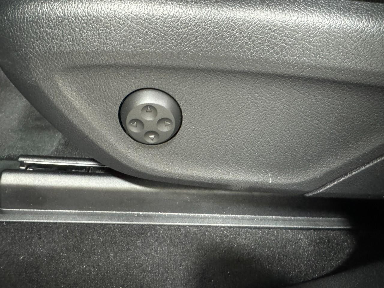 Mercedes-Benz GLE Vehicle Full-screen Gallery Image 31