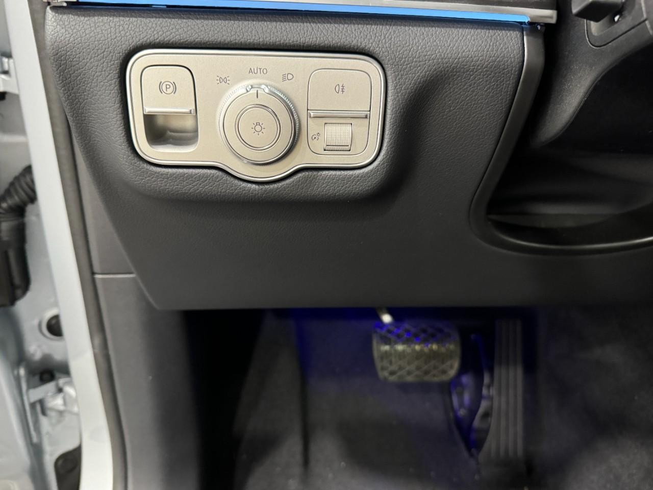 Mercedes-Benz GLE Vehicle Full-screen Gallery Image 32