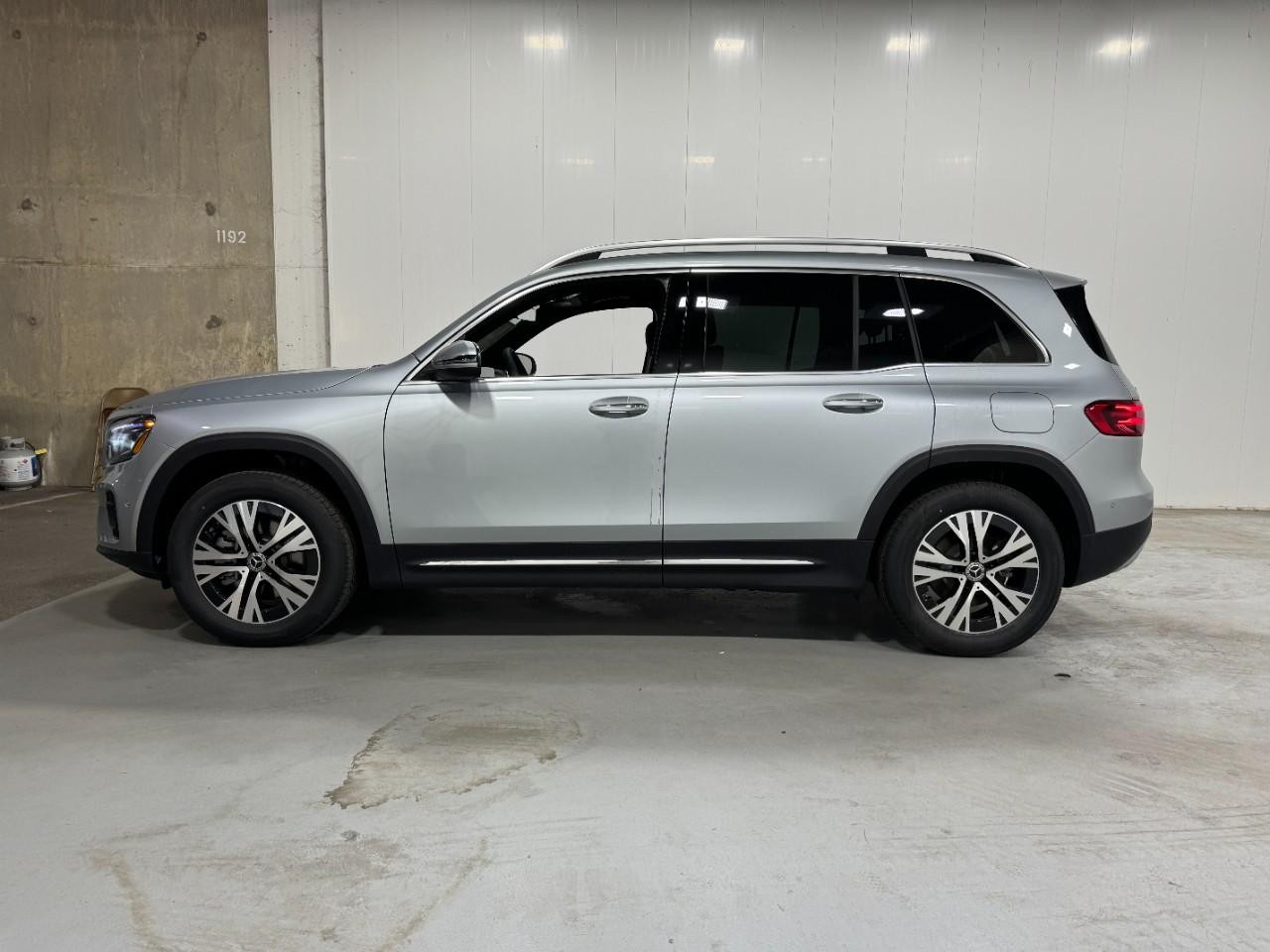 Mercedes-Benz GLB Vehicle Full-screen Gallery Image 2