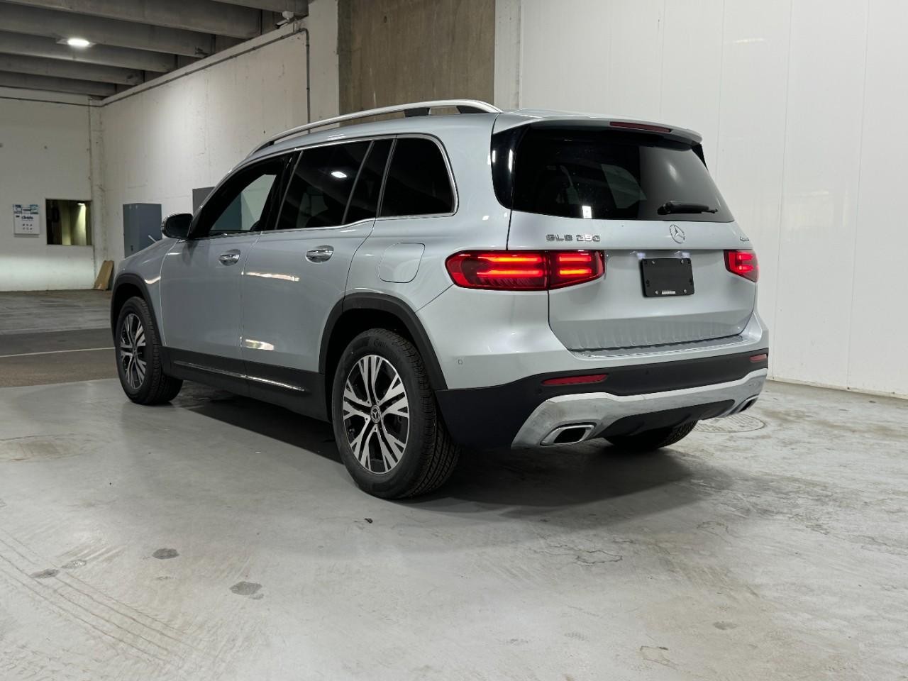 Mercedes-Benz GLB Vehicle Full-screen Gallery Image 3