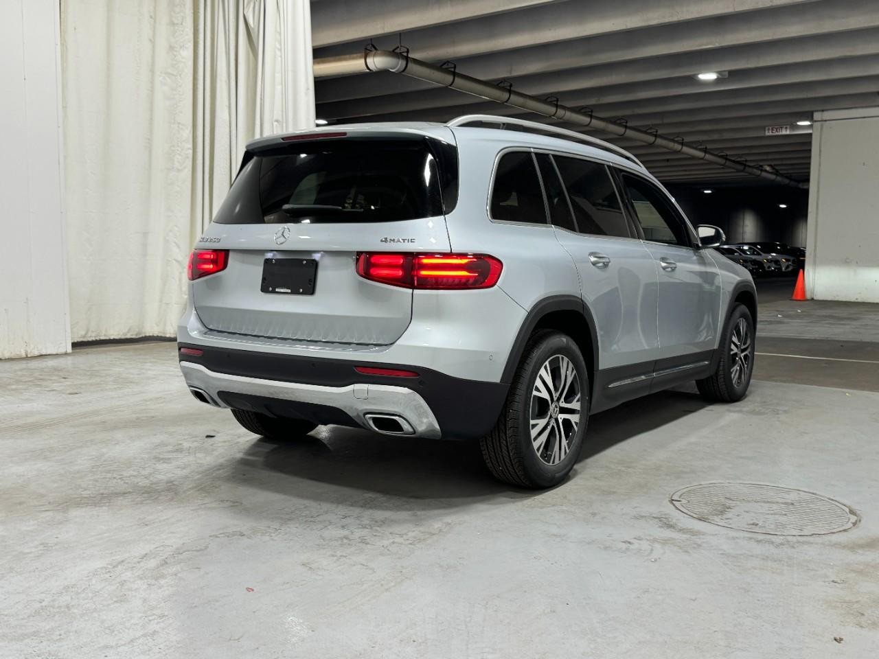 Mercedes-Benz GLB Vehicle Full-screen Gallery Image 4