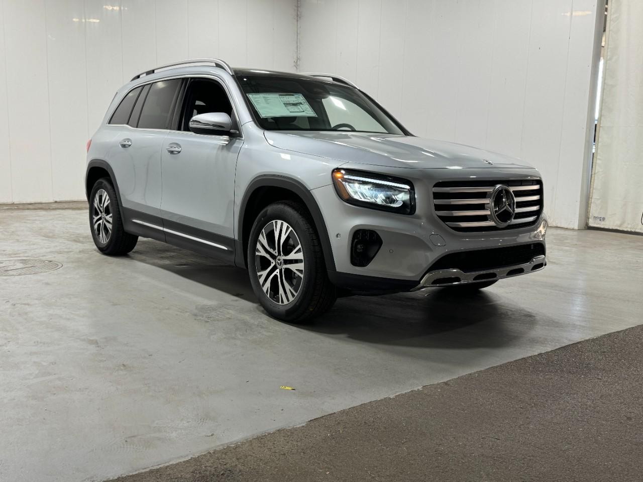 Mercedes-Benz GLB Vehicle Full-screen Gallery Image 6