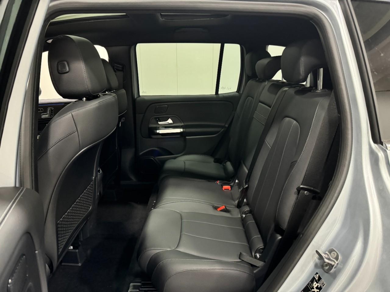 Mercedes-Benz GLB Vehicle Full-screen Gallery Image 8