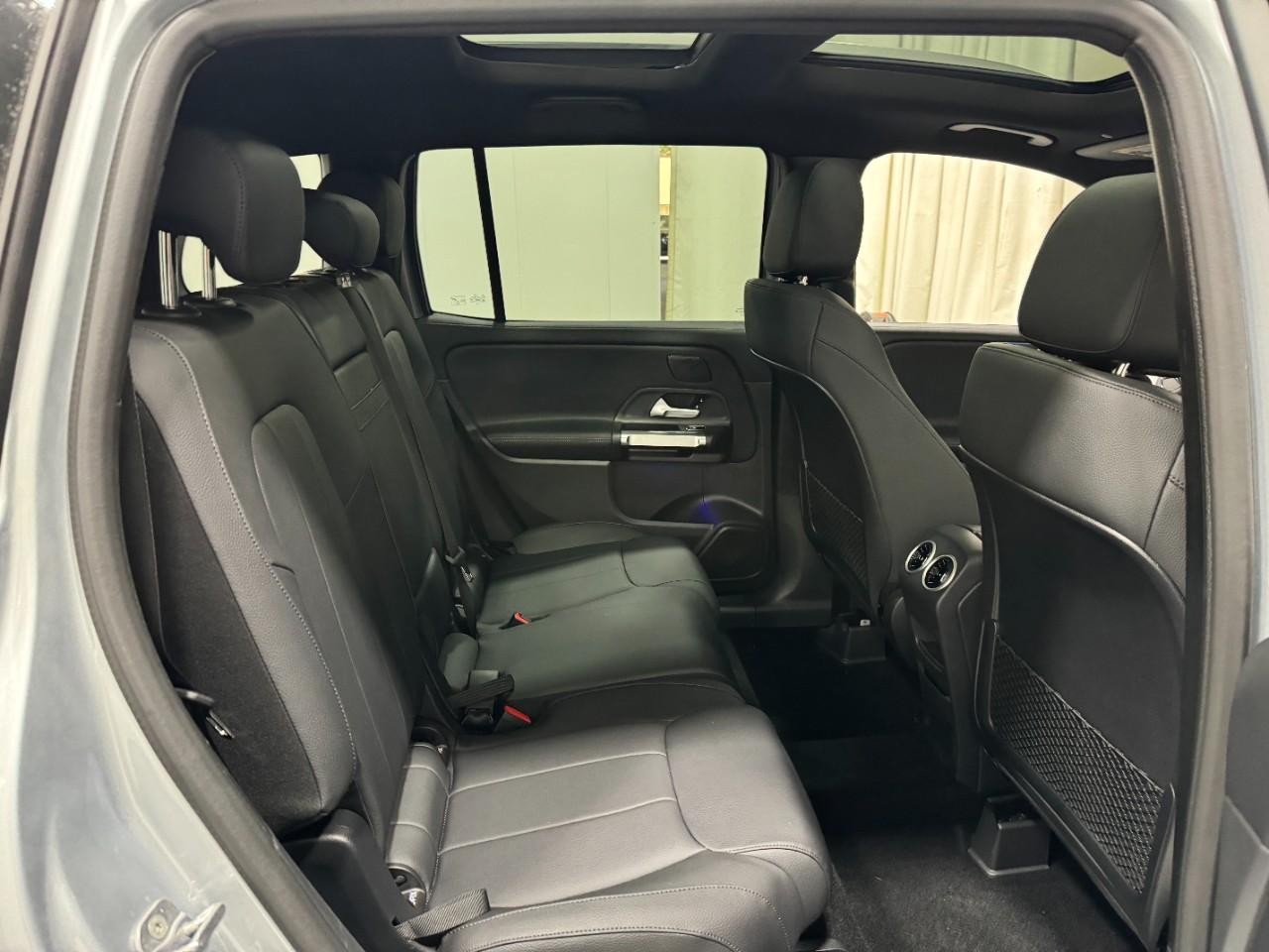 Mercedes-Benz GLB Vehicle Full-screen Gallery Image 10