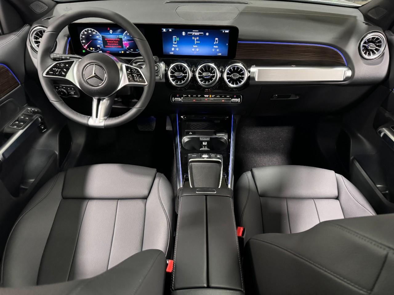 Mercedes-Benz GLB Vehicle Full-screen Gallery Image 12