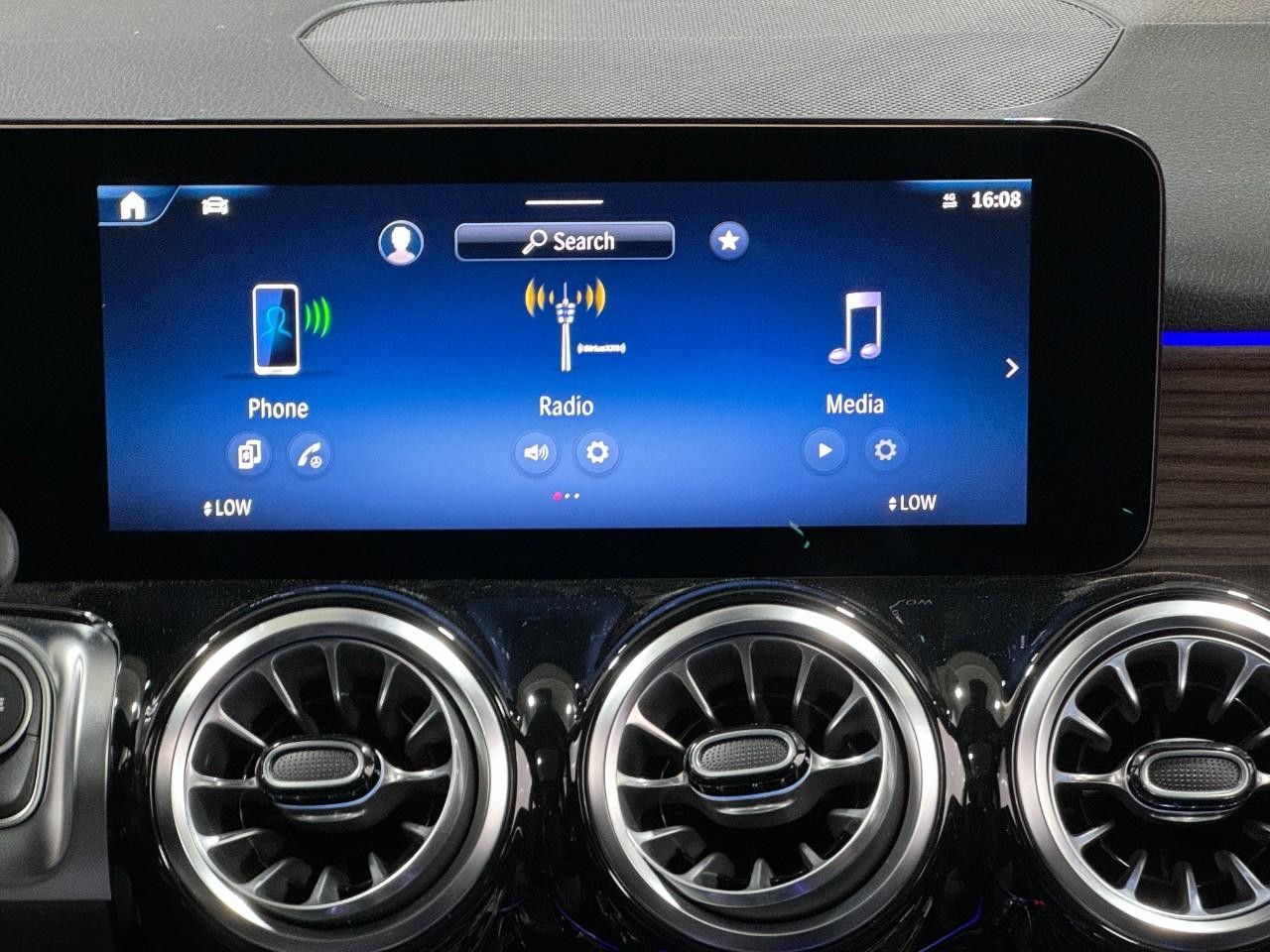 Mercedes-Benz GLB Vehicle Full-screen Gallery Image 14