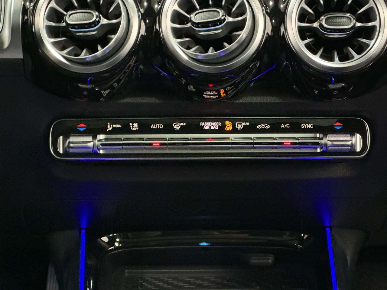 Mercedes-Benz GLB Vehicle Full-screen Gallery Image 15