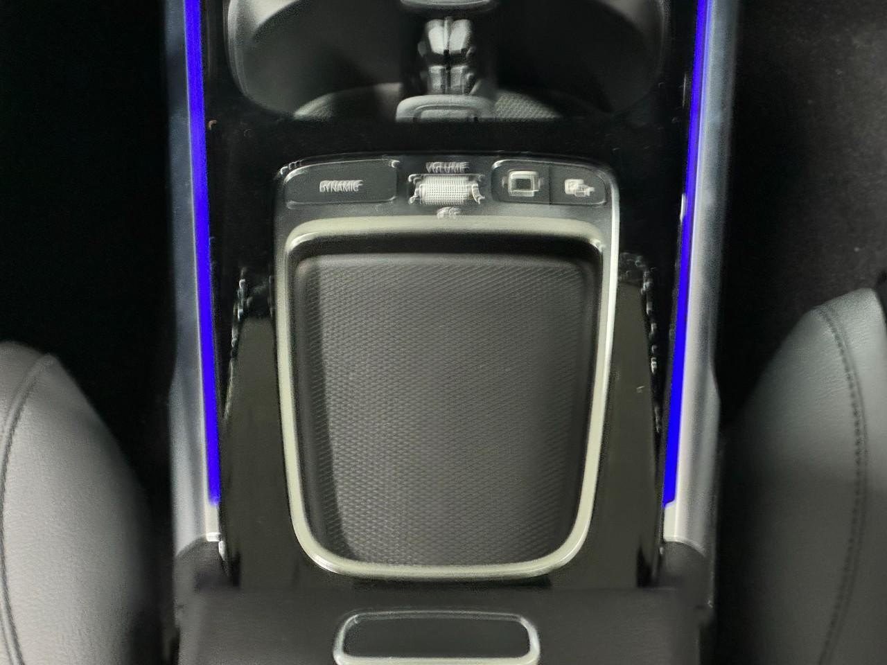 Mercedes-Benz GLB Vehicle Full-screen Gallery Image 16