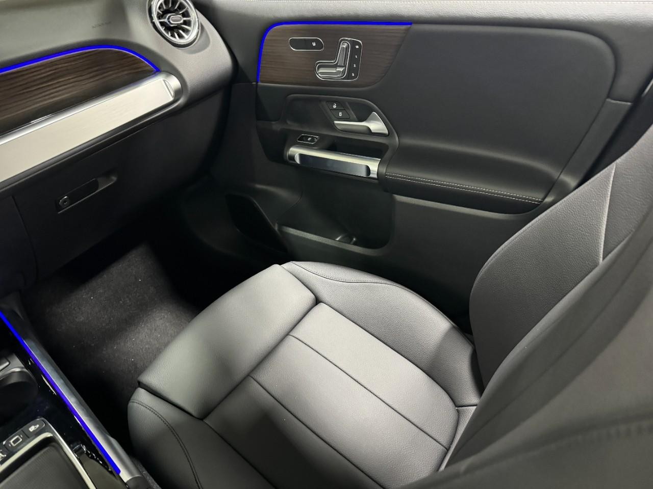 Mercedes-Benz GLB Vehicle Full-screen Gallery Image 17