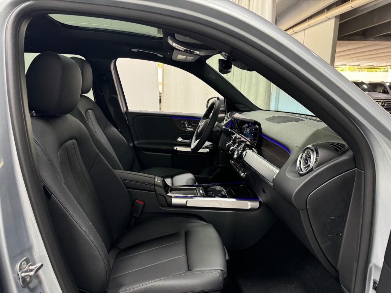 Mercedes-Benz GLB Vehicle Full-screen Gallery Image 18