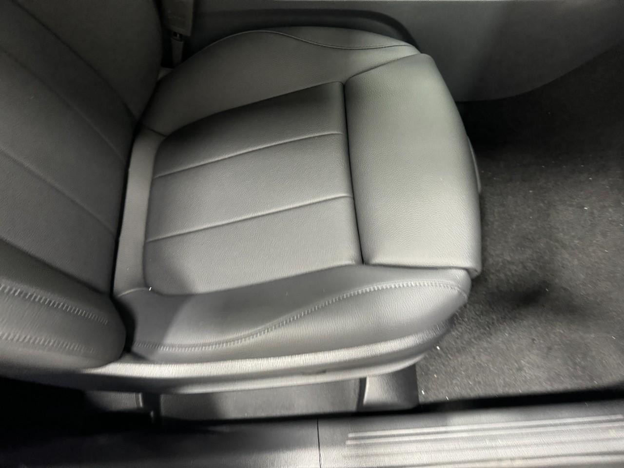 Mercedes-Benz GLB Vehicle Full-screen Gallery Image 19