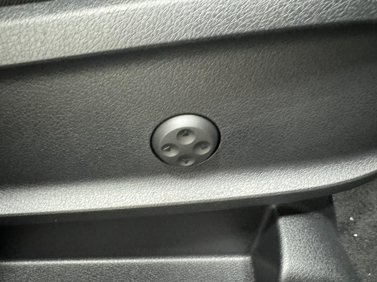 Mercedes-Benz GLB Vehicle Full-screen Gallery Image 20