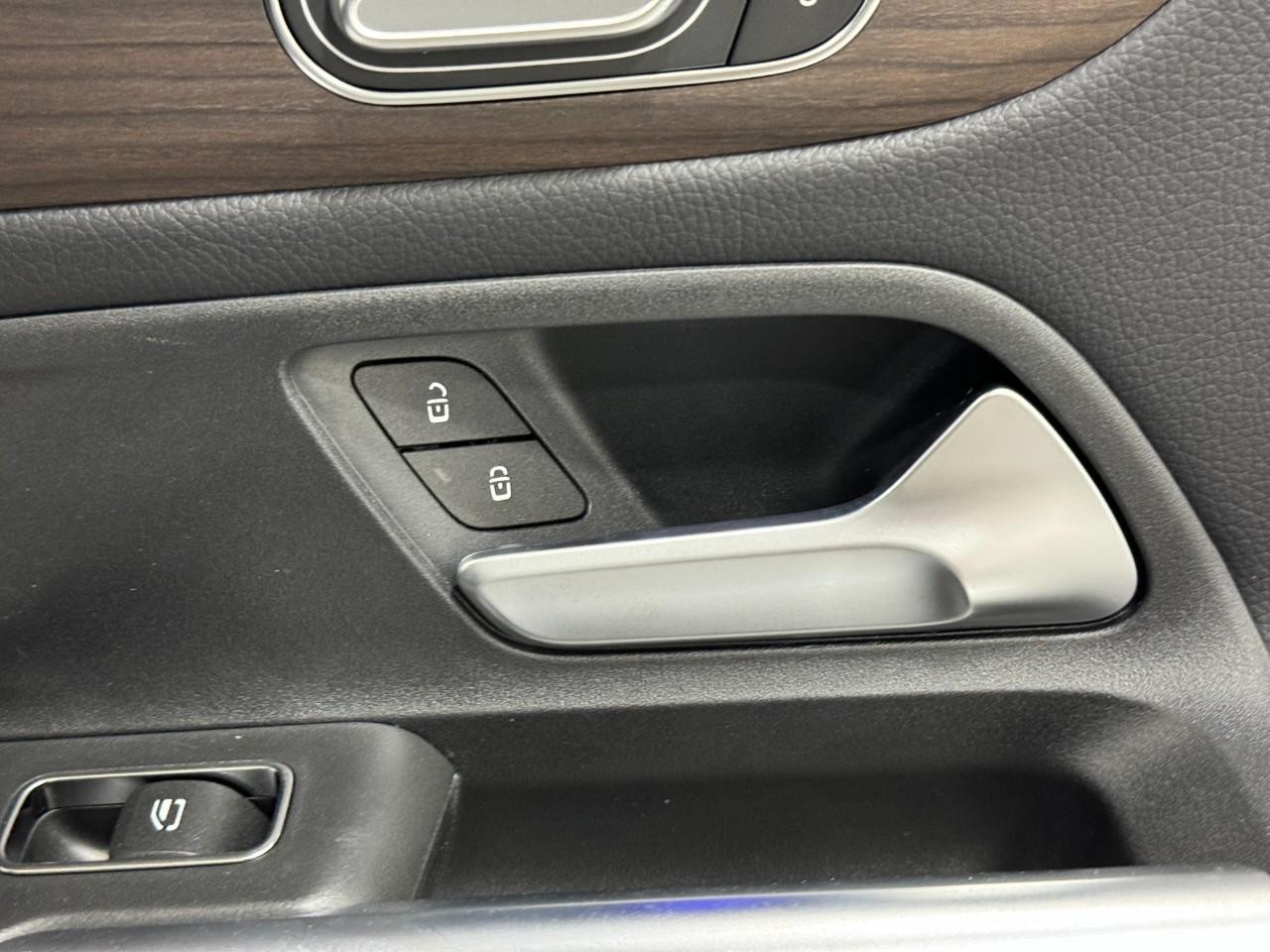 Mercedes-Benz GLB Vehicle Full-screen Gallery Image 22