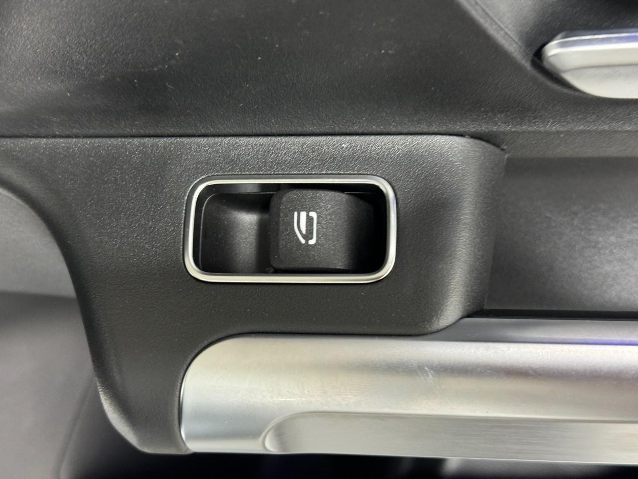 Mercedes-Benz GLB Vehicle Full-screen Gallery Image 23