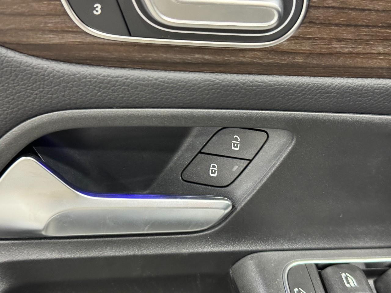 Mercedes-Benz GLB Vehicle Full-screen Gallery Image 25