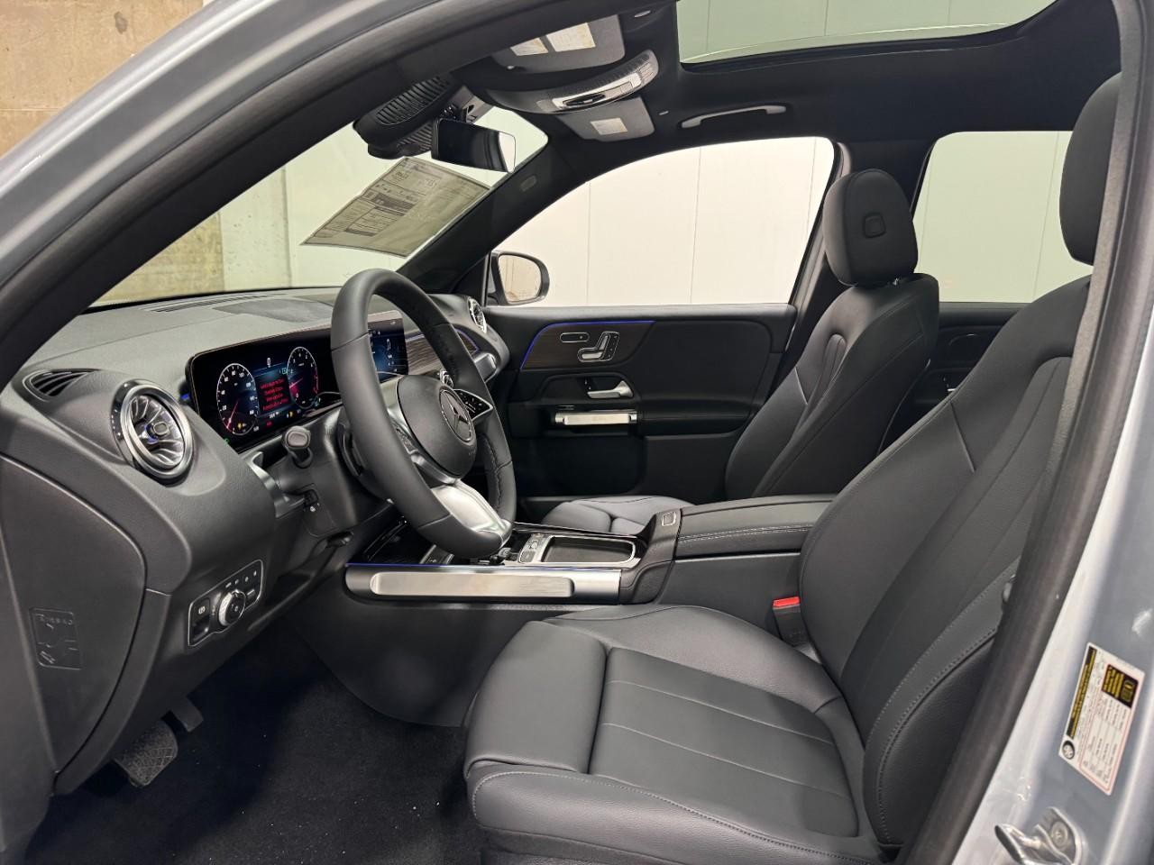 Mercedes-Benz GLB Vehicle Full-screen Gallery Image 28