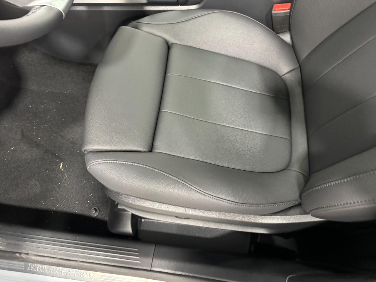 Mercedes-Benz GLB Vehicle Full-screen Gallery Image 29