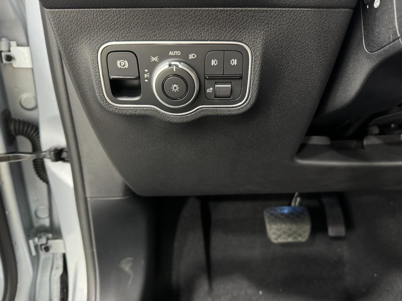 Mercedes-Benz GLB Vehicle Full-screen Gallery Image 31