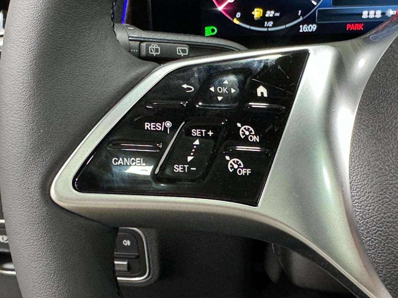 Mercedes-Benz GLB Vehicle Full-screen Gallery Image 32