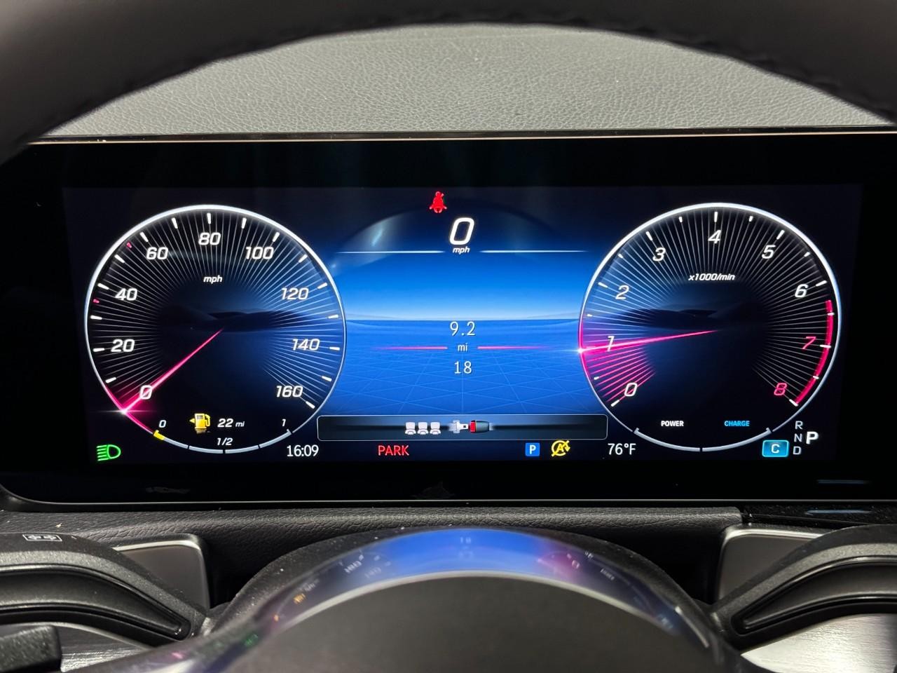 Mercedes-Benz GLB Vehicle Full-screen Gallery Image 34