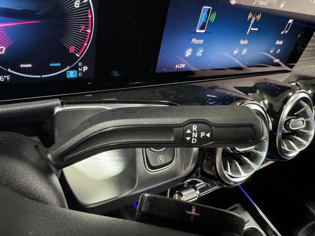 Mercedes-Benz GLB Vehicle Full-screen Gallery Image 35