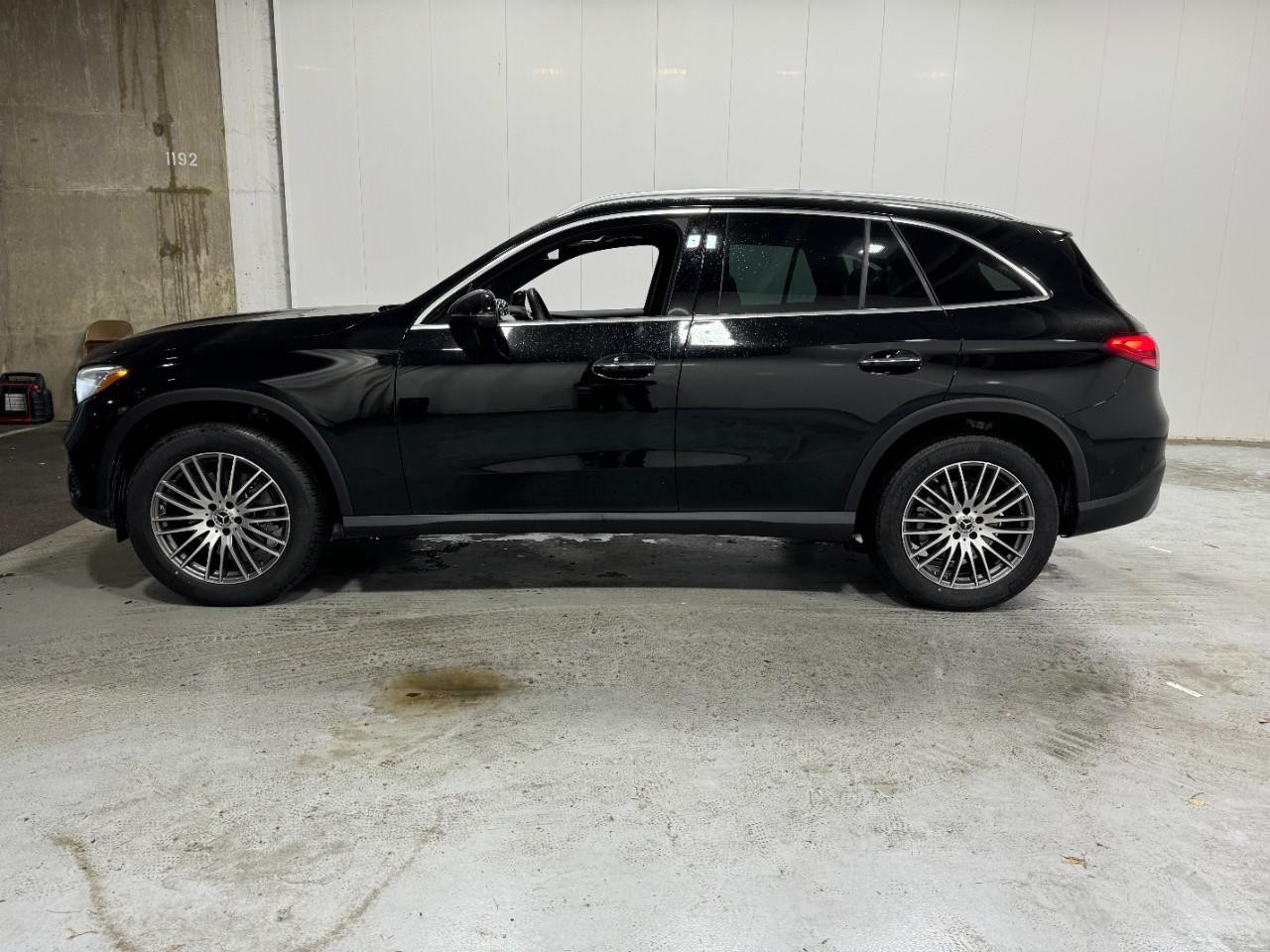 Mercedes-Benz GLC Vehicle Full-screen Gallery Image 2