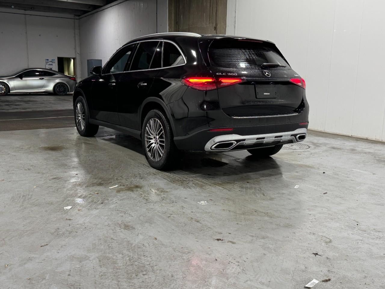 Mercedes-Benz GLC Vehicle Full-screen Gallery Image 3