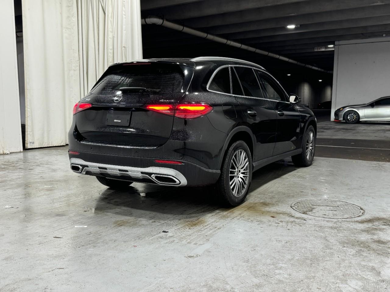 Mercedes-Benz GLC Vehicle Full-screen Gallery Image 4