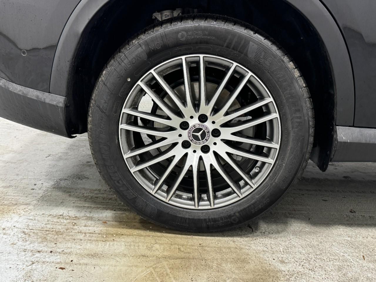 Mercedes-Benz GLC Vehicle Full-screen Gallery Image 5