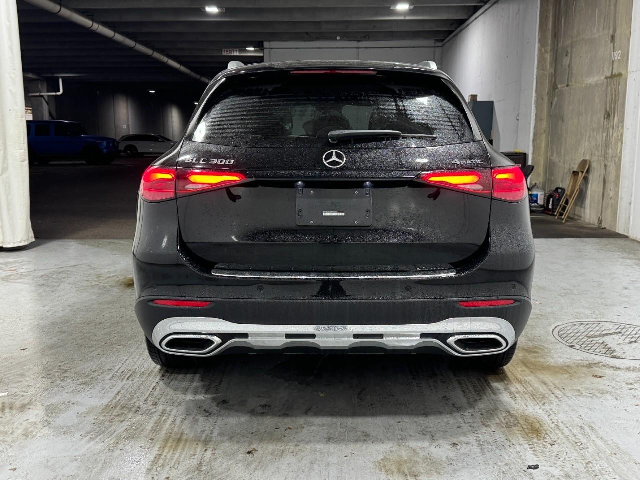 Mercedes-Benz GLC Vehicle Full-screen Gallery Image 8