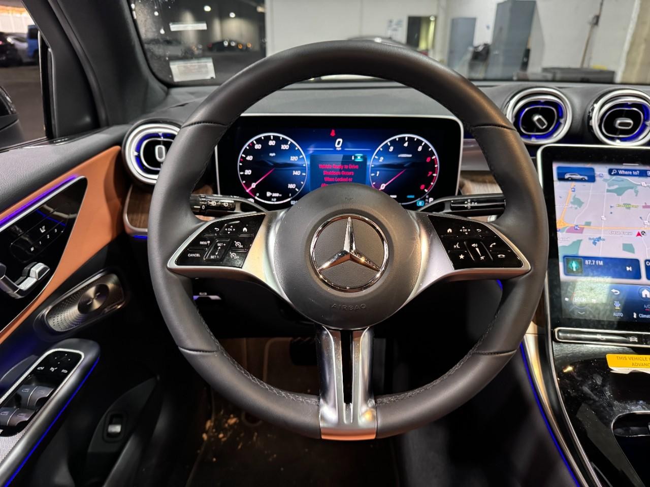 Mercedes-Benz GLC Vehicle Full-screen Gallery Image 11