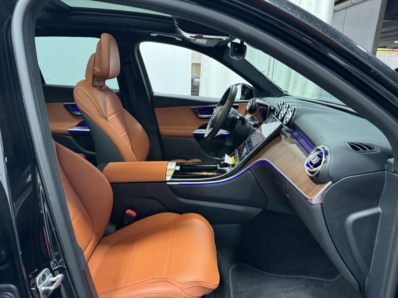 Mercedes-Benz GLC Vehicle Full-screen Gallery Image 14