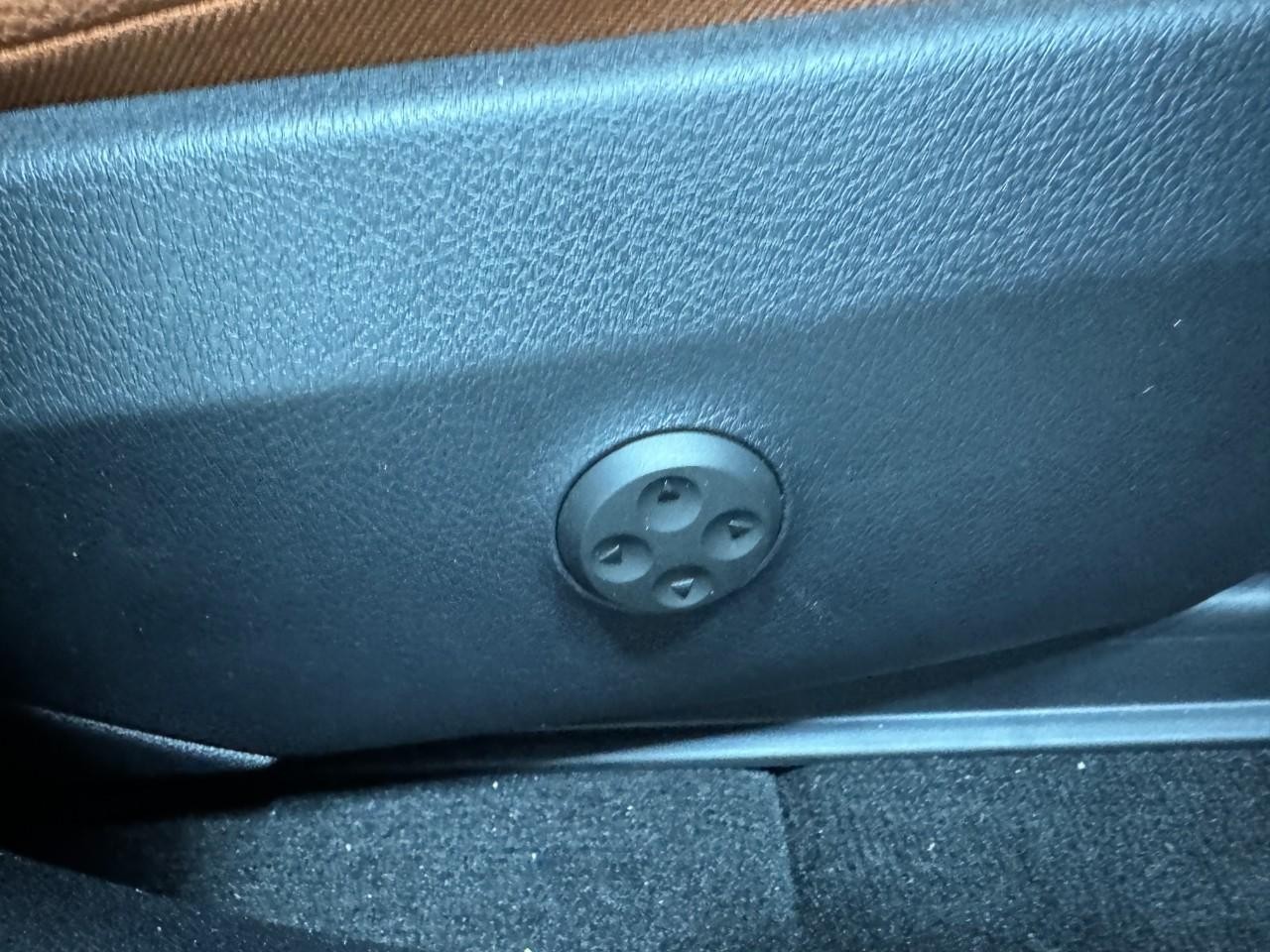 Mercedes-Benz GLC Vehicle Full-screen Gallery Image 16