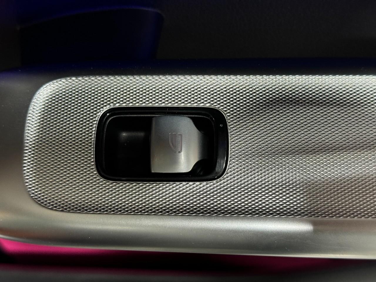 Mercedes-Benz GLC Vehicle Full-screen Gallery Image 19