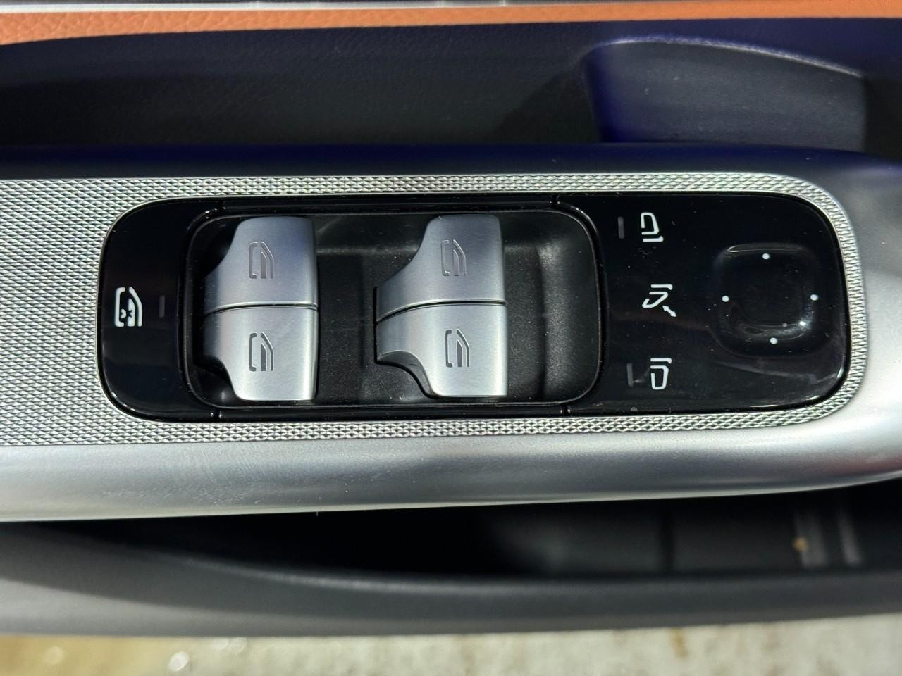 Mercedes-Benz GLC Vehicle Full-screen Gallery Image 22