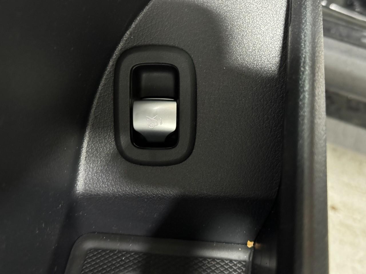 Mercedes-Benz GLC Vehicle Full-screen Gallery Image 24