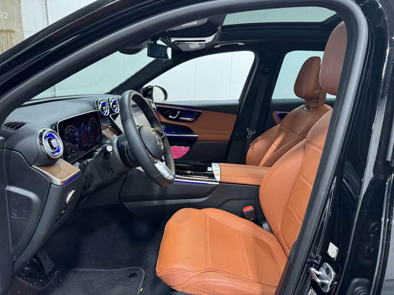 Mercedes-Benz GLC Vehicle Full-screen Gallery Image 25