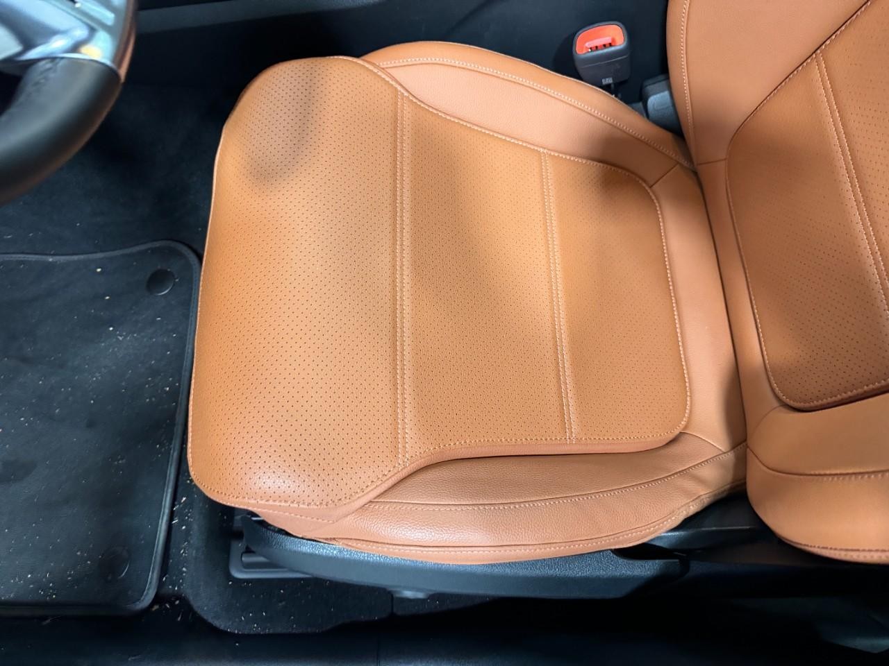 Mercedes-Benz GLC Vehicle Full-screen Gallery Image 26