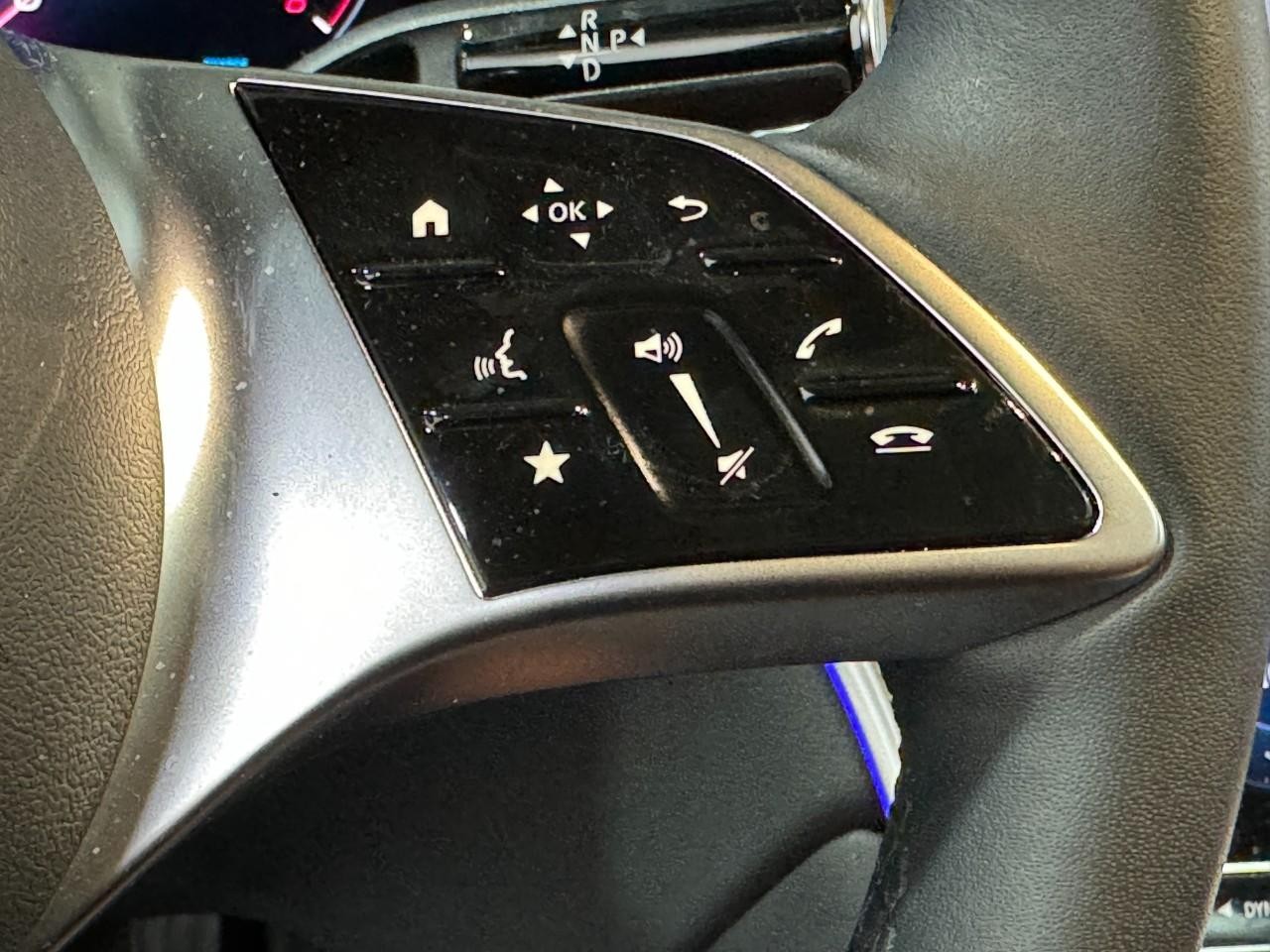 Mercedes-Benz GLC Vehicle Full-screen Gallery Image 30