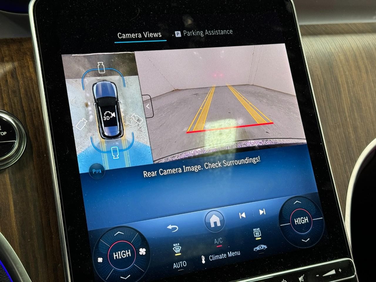 Mercedes-Benz GLC Vehicle Full-screen Gallery Image 33