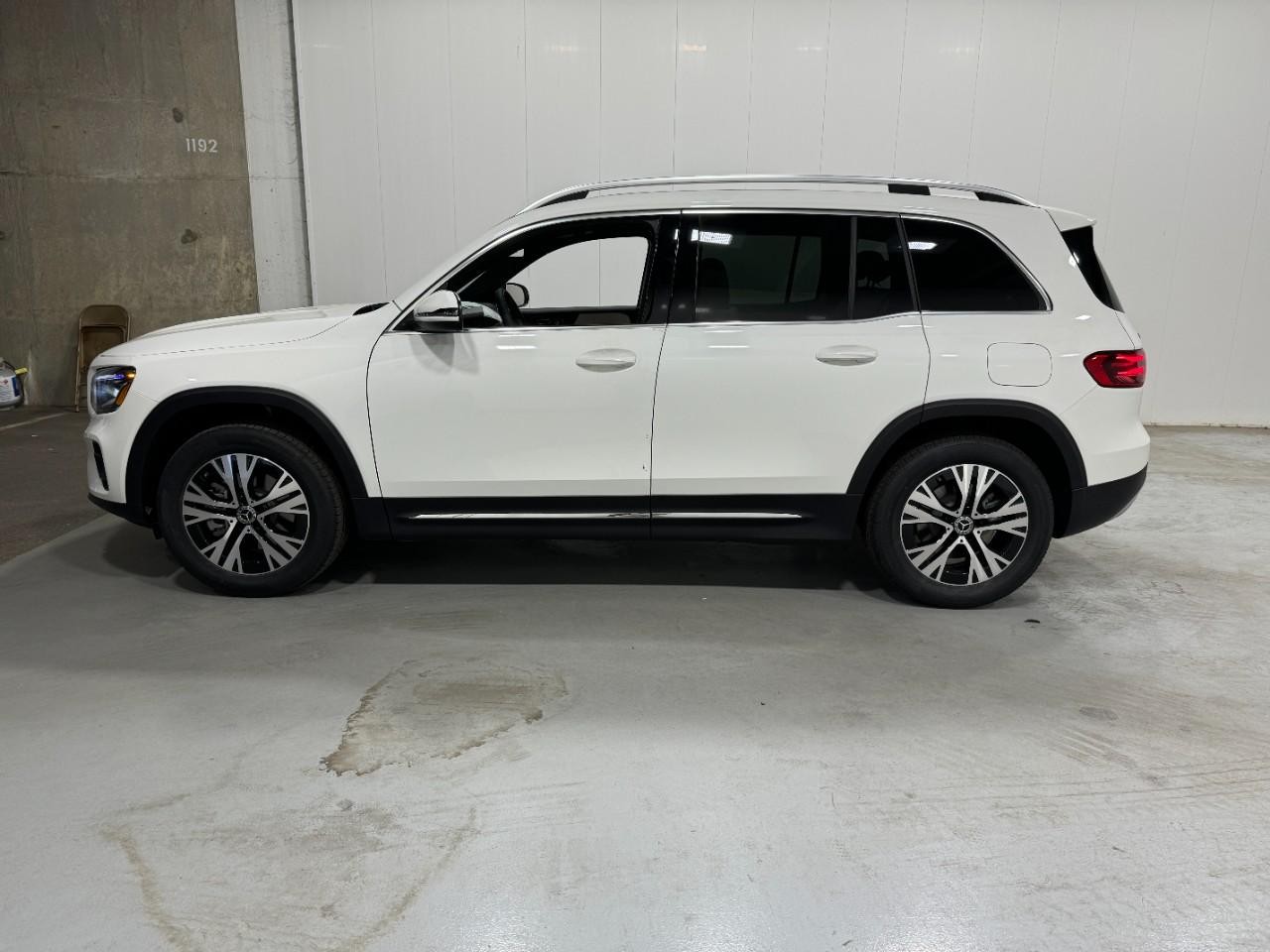 Mercedes-Benz GLB Vehicle Full-screen Gallery Image 2