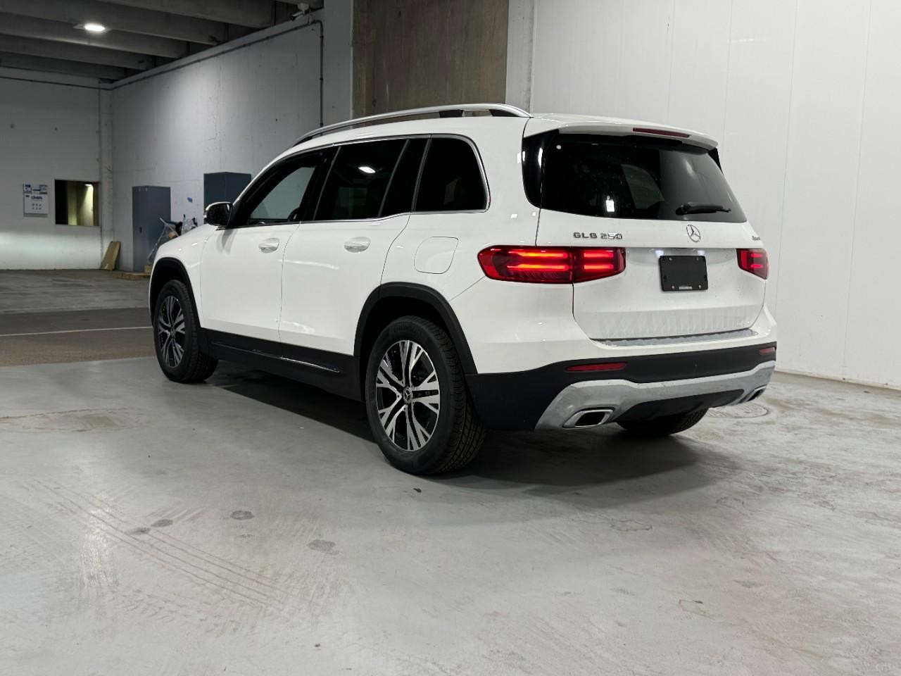 Mercedes-Benz GLB Vehicle Full-screen Gallery Image 3