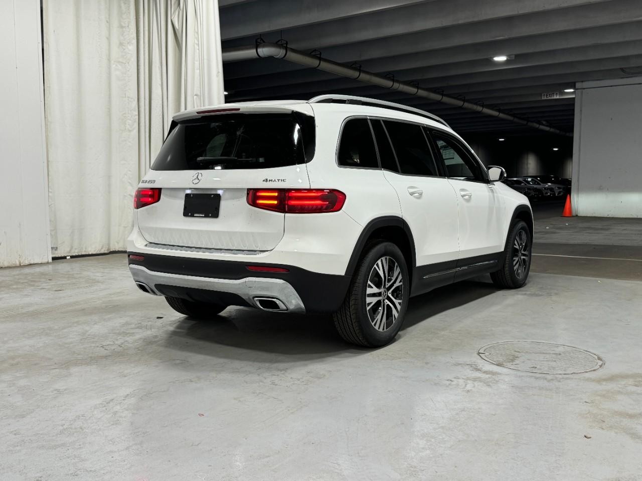 Mercedes-Benz GLB Vehicle Full-screen Gallery Image 4