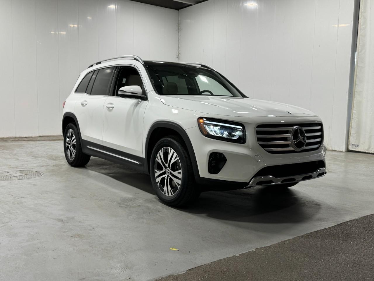 Mercedes-Benz GLB Vehicle Full-screen Gallery Image 6