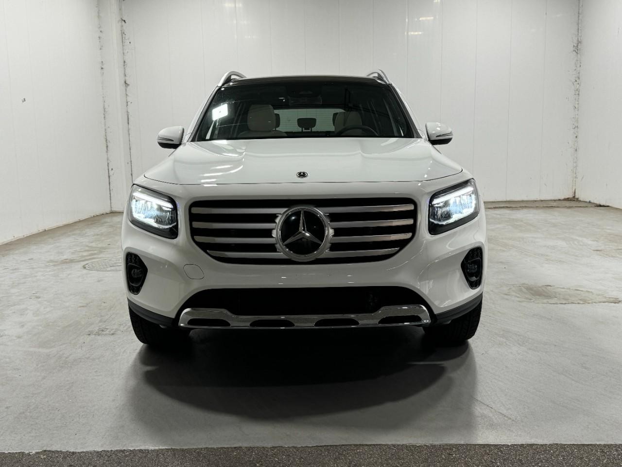 Mercedes-Benz GLB Vehicle Full-screen Gallery Image 7