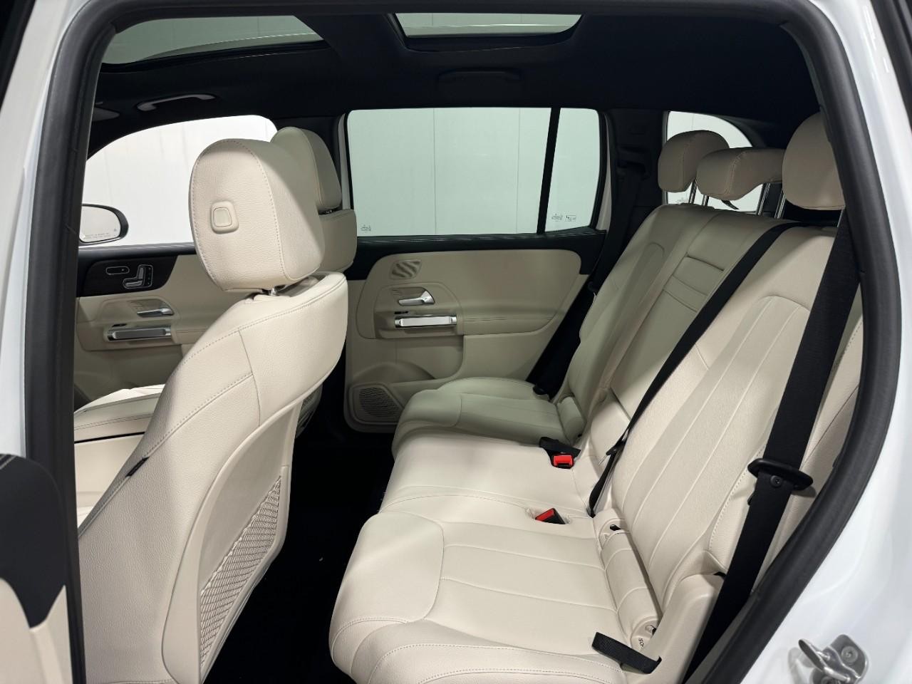 Mercedes-Benz GLB Vehicle Full-screen Gallery Image 8