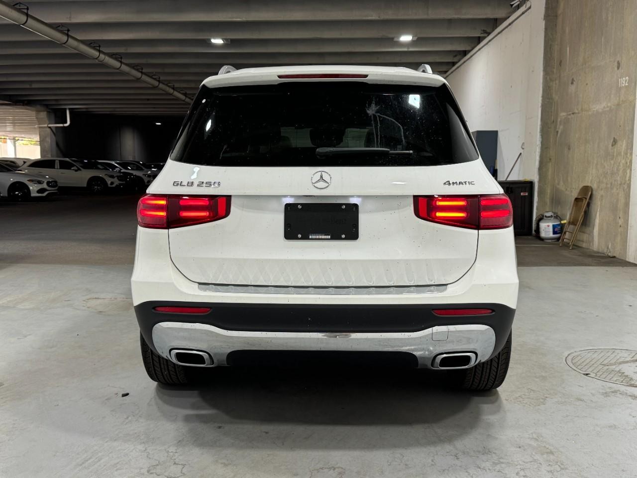 Mercedes-Benz GLB Vehicle Full-screen Gallery Image 9