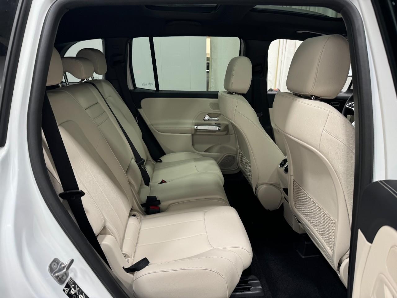 Mercedes-Benz GLB Vehicle Full-screen Gallery Image 10