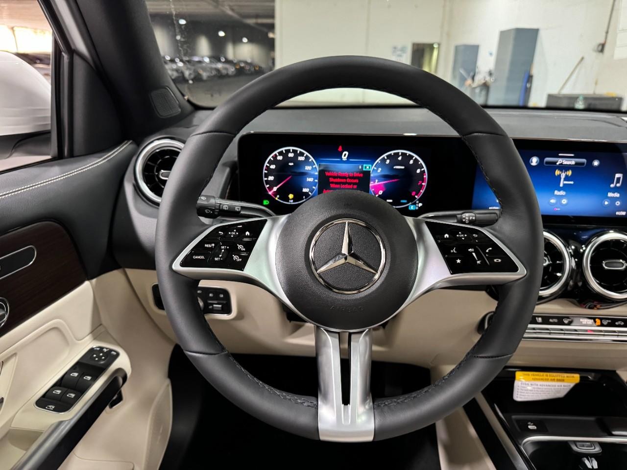 Mercedes-Benz GLB Vehicle Full-screen Gallery Image 13