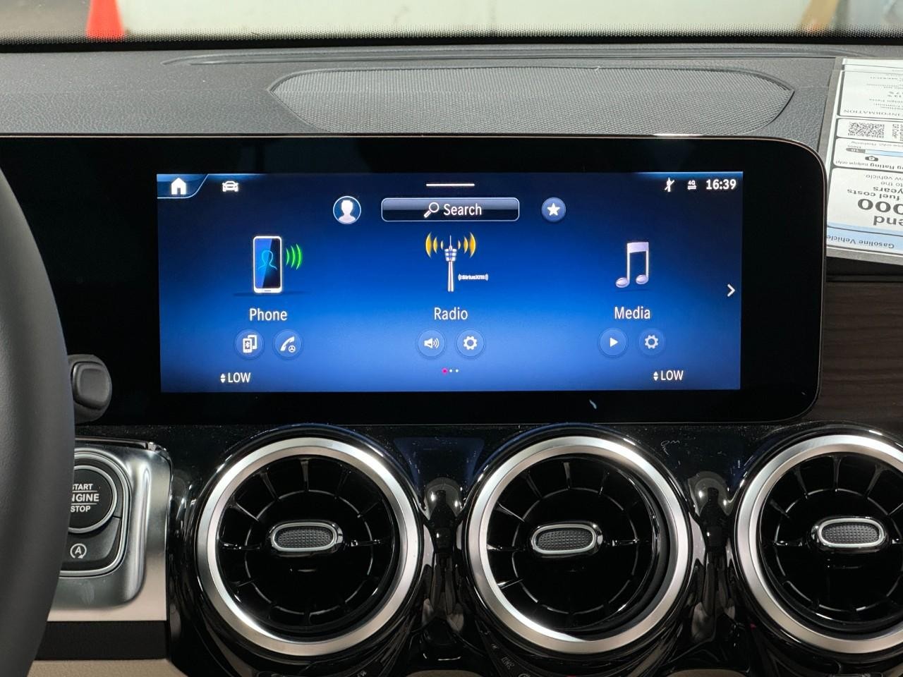 Mercedes-Benz GLB Vehicle Full-screen Gallery Image 14